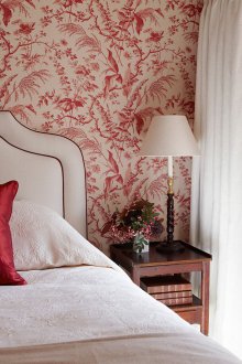 Κόκκινη ταπετσαρία στην κρεβατοκάμαρα