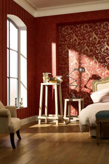 Κόκκινη ταπετσαρία με χρυσό μοτίβο