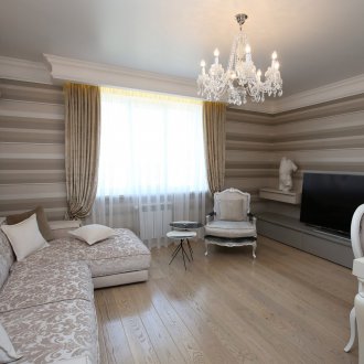 Μπεζ ομαλή ταπετσαρία.