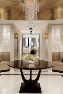 Μπεζ ταπετσαρία στο διάδρομο