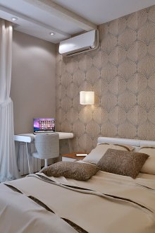 Μπεζ ταπετσαρία στο υπνοδωμάτιο