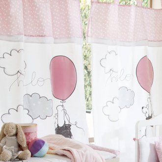 Ροζ κουρτίνες σε στυλ καφέ.