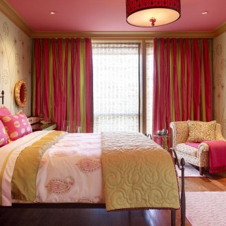 Ροζ κουρτίνες στο υπνοδωμάτιο