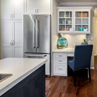 Λευκά ντουλάπια κουζίνας