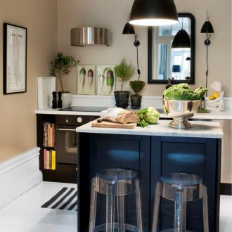 Μαύρα ντουλάπια κουζίνας