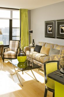 Συνδυασμένες κουρτίνες στο σαλόνι