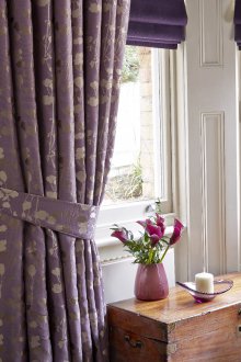 Χωριό στυλ λιλά κουρτίνες