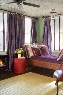 Λιλά κουρτίνες με μοτίβο