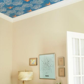 Ταπετσαρία στην οροφή στο σαλόνι