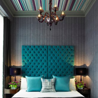 Ταπετσαρία στην οροφή στο υπνοδωμάτιο