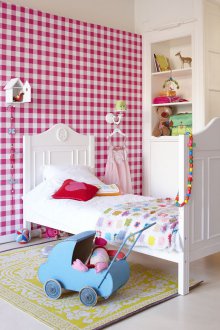 Ταπετσαρία σε ένα κλουβί για ένα κορίτσι