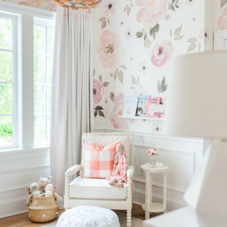 Ταπετσαρία με ένα μεγάλο σχέδιο για ένα κορίτσι