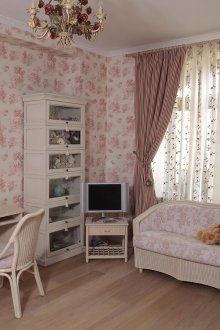 Ταπετσαρία για την αίθουσα ενός κοριτσιού με το στυλ της provence