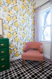 Ταπετσαρία για την αίθουσα ενός κοριτσιού με floral μοτίβο