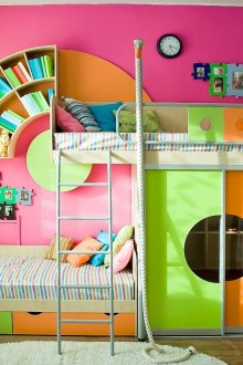 Φωτεινή ταπετσαρία για την αίθουσα του κοριτσιού