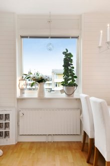 Όμορφο λευκό ντουλάπι με γυάλινες πόρτες για την τραπεζαρία