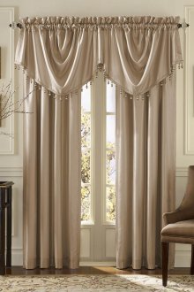 Μπεζ κουρτίνες με λάμπρεκ