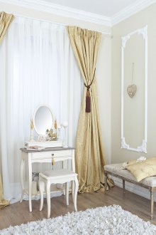 Μπεζ κουρτίνες με μοτίβο