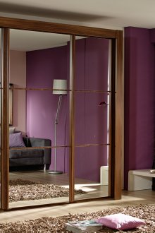 Δωμάτιο με καφέ ντουλάπα με καθρέφτες