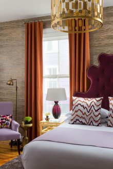 Πορτοκαλί κουρτίνες στο υπνοδωμάτιο