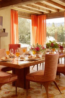 Πορτοκαλί κουρτίνες στην τραπεζαρία
