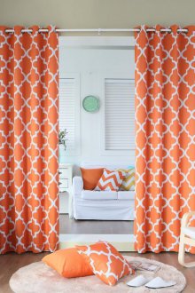 Πορτοκαλί κουρτίνες με μοτίβο