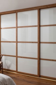 Συρόμενη ντουλάπα με παγωμένα γυαλιά