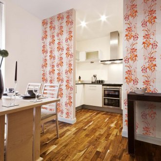 Πλένεται ταπετσαρία με λουλούδια