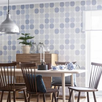 Πλένεται ταπετσαρία στην τραπεζαρία