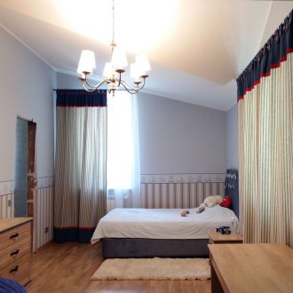 Δακτυλιωτές κουρτίνες στο εσωτερικό του παιδικού σταθμού