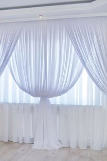 Κουρτίνες από ένα πέπλο σε ένα εσωτερικό