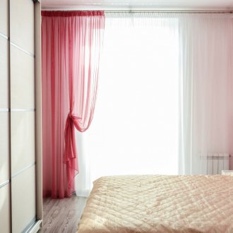 Κόκκινες πέπλο κουρτίνες