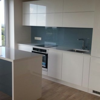 Λευκή κουζίνα με γυαλιστερή πρόσοψη