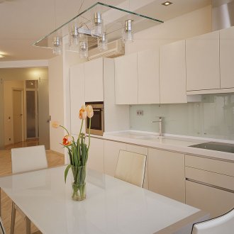 Λευκή γυαλιστερή κουζίνα στο διαμέρισμα