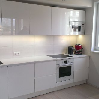 Λευκή γυαλιστερή μικρή κουζίνα