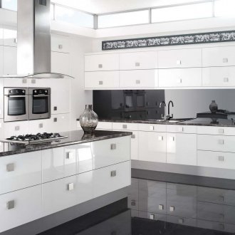 Λευκή γυαλιστερή αρθρωτή κουζίνα