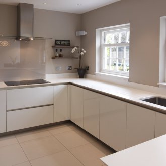 Λευκή γυαλιστερή κουζίνα με γραφεία δαπέδου