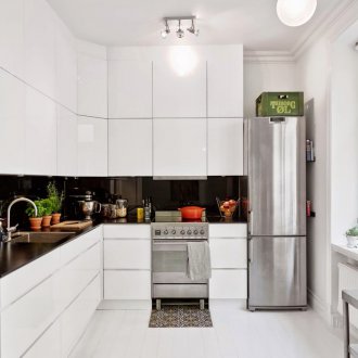 Λευκή γυαλιστερή κουζίνα με κρεμαστά ντουλάπια