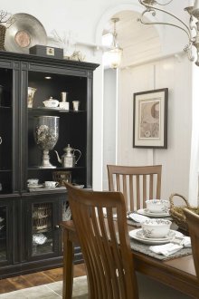 Μαύρο κομψό τραπέζι τραπεζαρίας