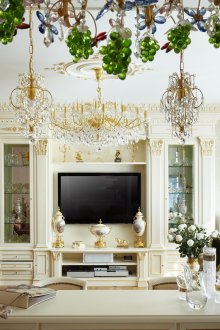 Κλασικά ντουλάπια με γυάλινες πόρτες και ράφια