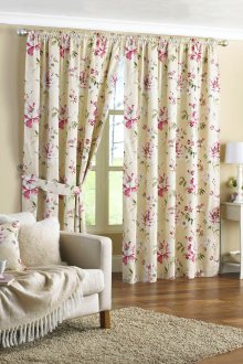 Σχεδιασμένες κουρτίνες στο σαλόνι