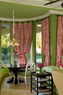 Κόκκινες κουρτίνες με μοτίβο