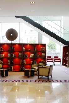 Βιβλιοθήκη για ένα ευρύχωρο σαλόνι