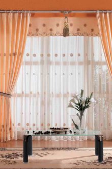 Ρουζ κουρτίνες στα δαχτυλίδια