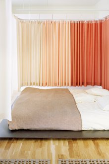 Ροδάκινο κουρτίνες στο ύφος του μινιμαλισμού.