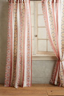 Κουρτίνες ροδακινιάς με κεντήματα