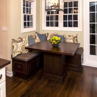 Γωνιακός καναπές στην κουζίνα σε αγγλικό στιλ