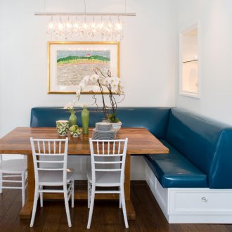 Κομψό καναπέ οικολογικού δέρματος στην κουζίνα