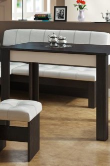 Γωνιακός δερμάτινος καναπές στην κουζίνα