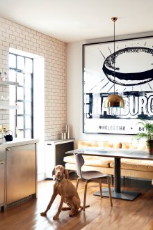 Γωνιακός καναπές στην κουζίνα σοφίτας